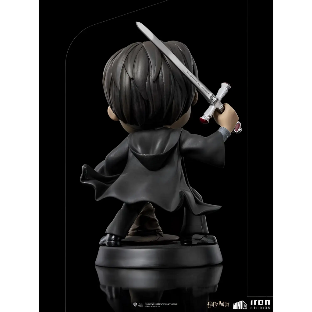 Svart chibi Harry Potter-figur med Gryffindor-svärd i mörk mantel