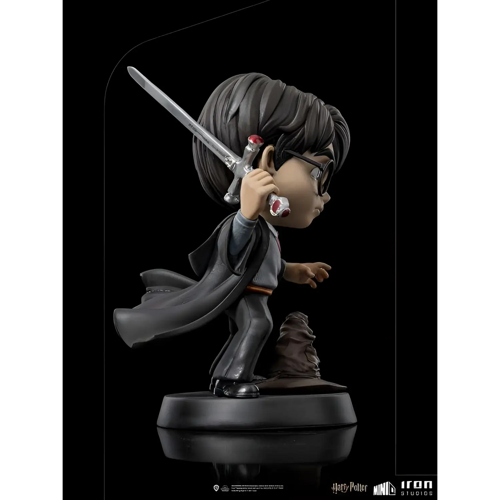 Chibi Harry Potter-figur i svarta robes och glasögon med Gryffindor-svärd