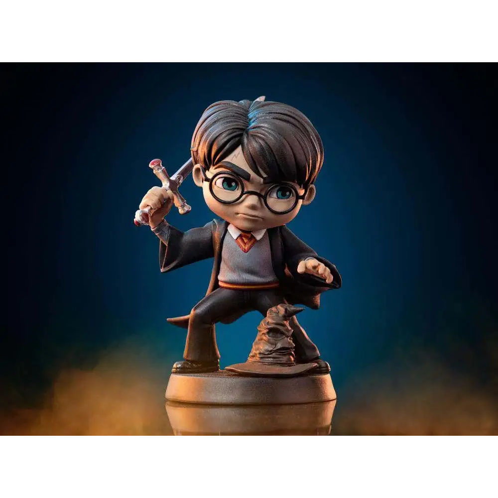 Chibi Harry Potter-figur i svarta Gryffindor-robe med röd-guld slips, håller trollstav på Sorteringshatten
