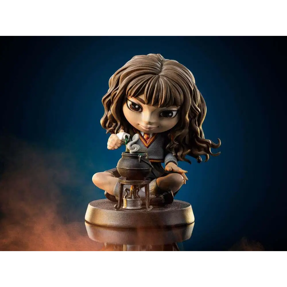 Chibi Hermione Granger-figur i Hogwarts-uniform med polyjuice-kittel, sittande
