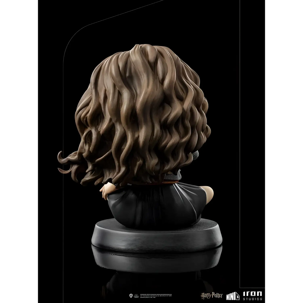 Chibi Hermione Granger by Iron Studios i svart mantel med brunt vågigt hår