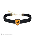 Hufflepuff-choker med svart katt och gyllene sköld på orange bakgrund