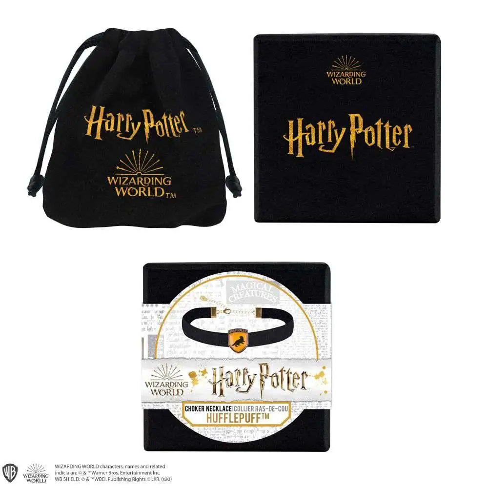 Svart Hufflepuff-choker med guldsköld i officiell Harry Potter-förpackning