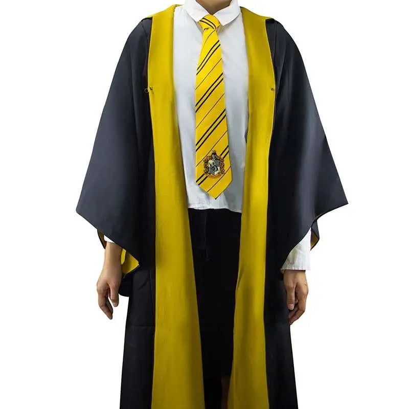 Gul och svart randig slips med Hogwarts-vapen på vit skjorta i Hufflepuff-robe