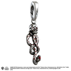 Silvrig metallhalsband med dödskalle, röda ädelstenögon och orm med röda prickar, Harry Potter Lumos Charm - Dark Mark