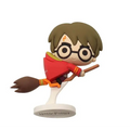 Chibi Harry Potter-figur med brunt hår, glasögon och röd kappa på kvast