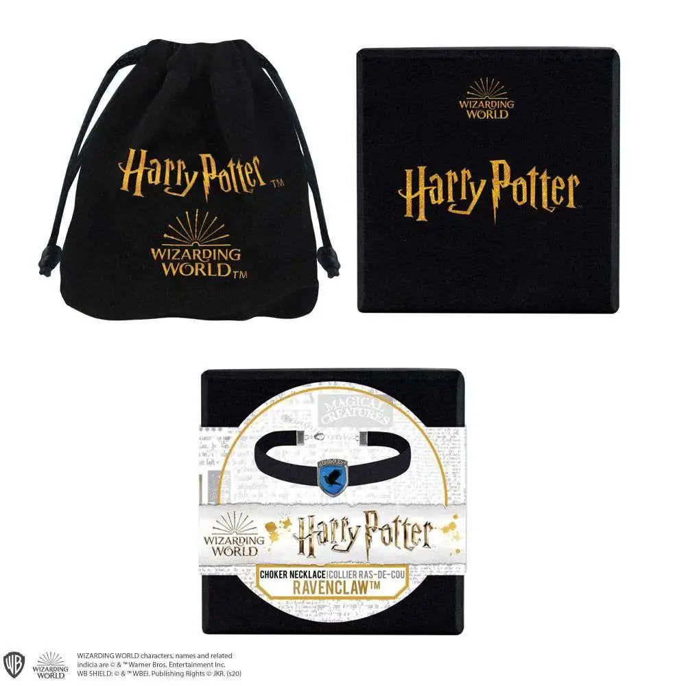 Svart Ravenclaw-choker med blå sköldemblem i officiell Harry Potter-förpackning