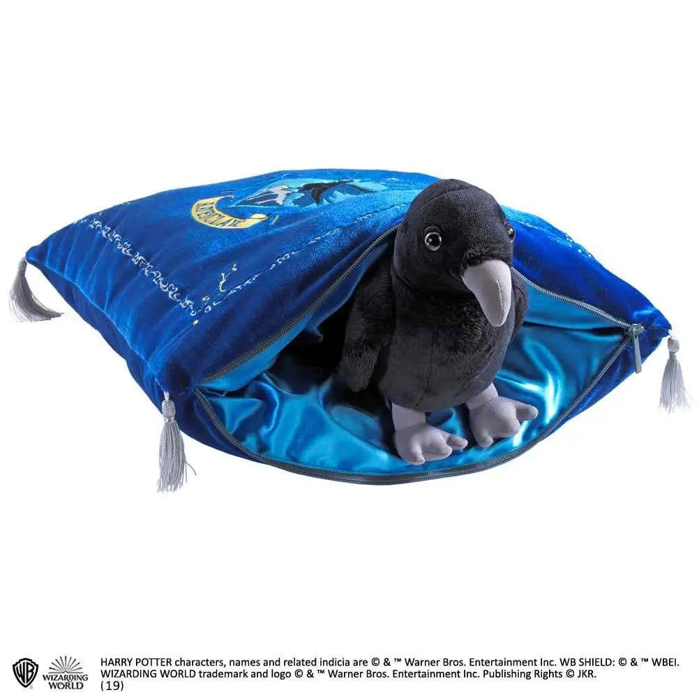 Plush svart korp med vit näbb i Ravenclaw-kudde med Hogwarts-vapen