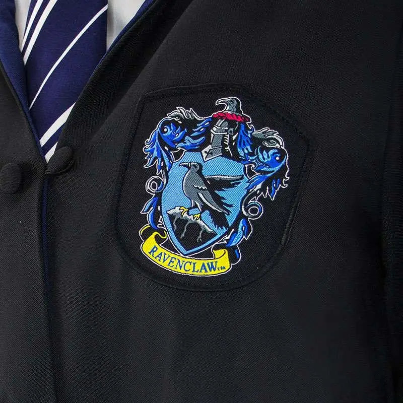 Svart Ravenclaw-husmärke med blå och silverbroderi, korp på sköld flankerad av två blå korpar