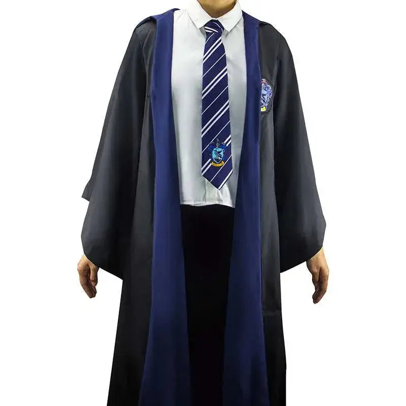 Slytherin-robe i marinblått och svart med broderat vapen från Hogwarts