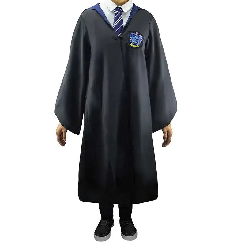 Slytherin-robe i svart satin med blå foder och broderat vapen