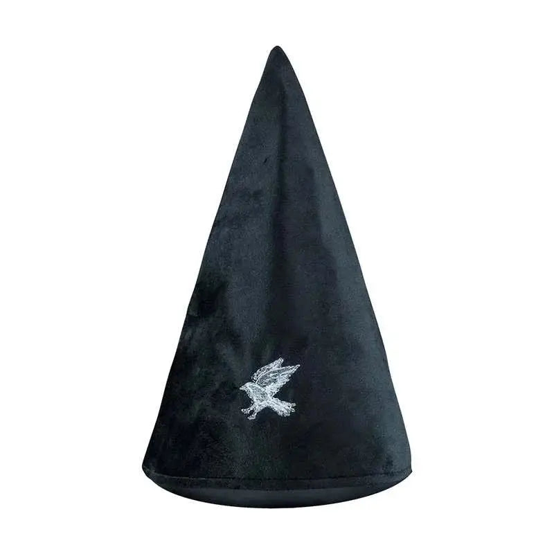 Svart sammet trollkarlshatt med vit broderad örnemblem för Ravenclaw