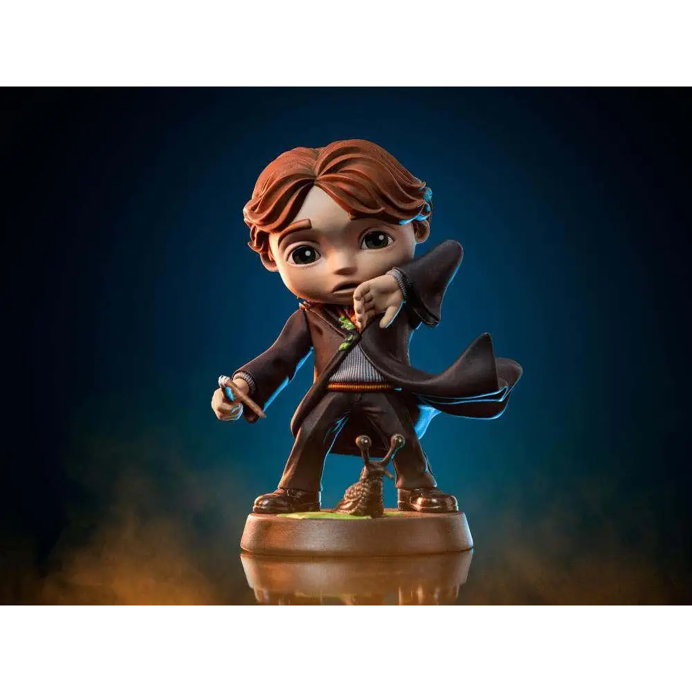 Chibi-figur av Ron Weasley med trollstav, snigel och bas