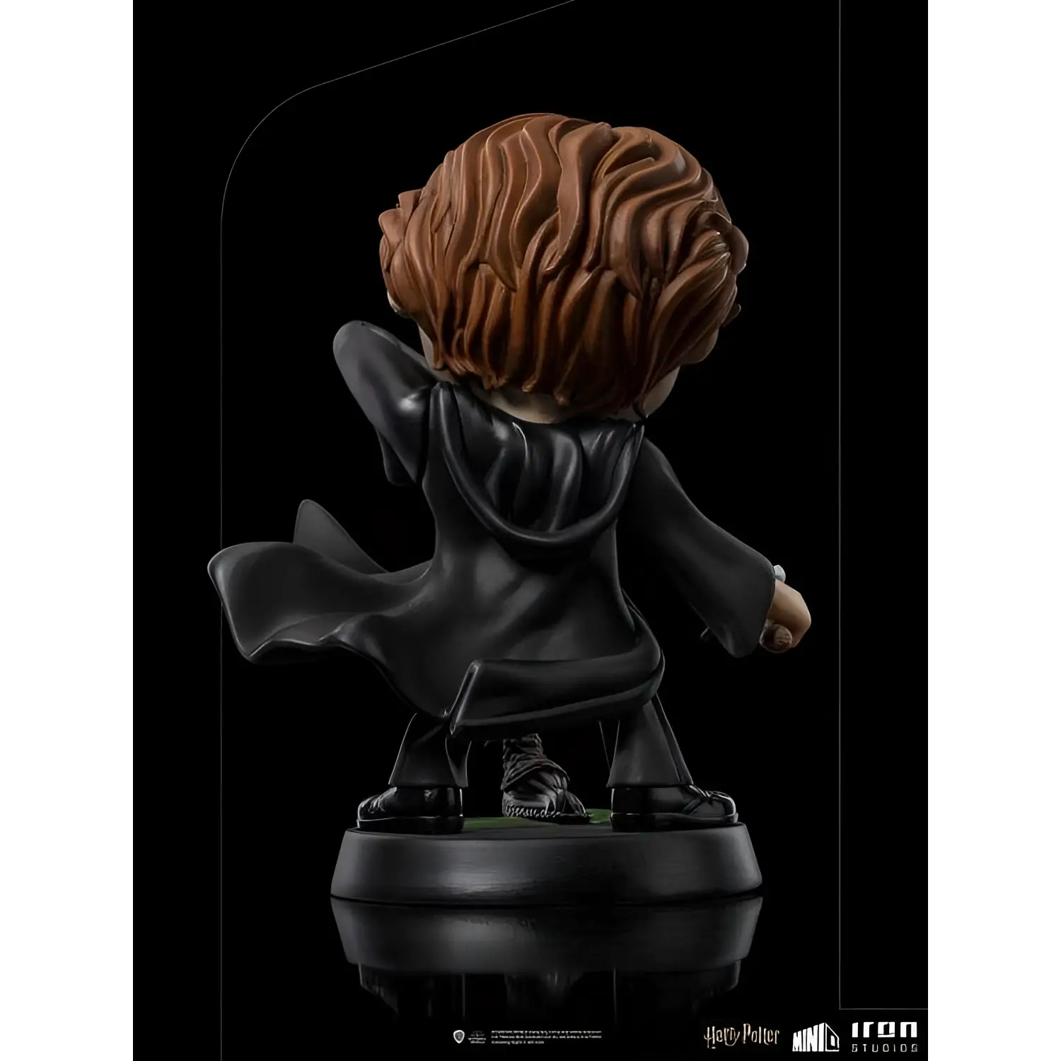 Chibi Harry Potter-statyn med brunt vågigt hår och svart mantel på rund bas
