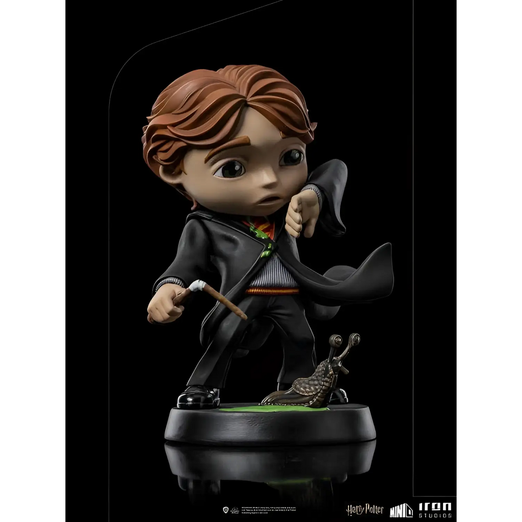 Chibi Ron Weasley figurin i svarta kläder med randig tröja, röd-gul slips, trollstav och snigel på bas