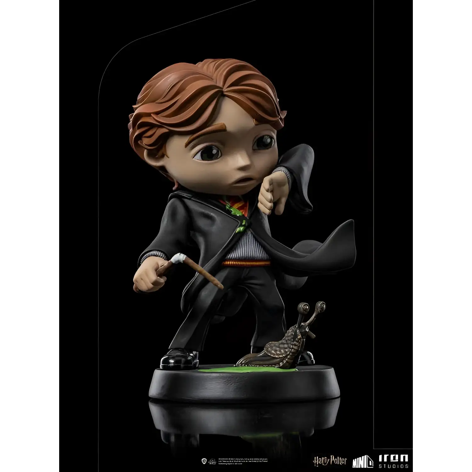 Chibi Ron Weasley figurin i svarta kläder med randig tröja, röd-gul slips, trollstav och snigel på bas