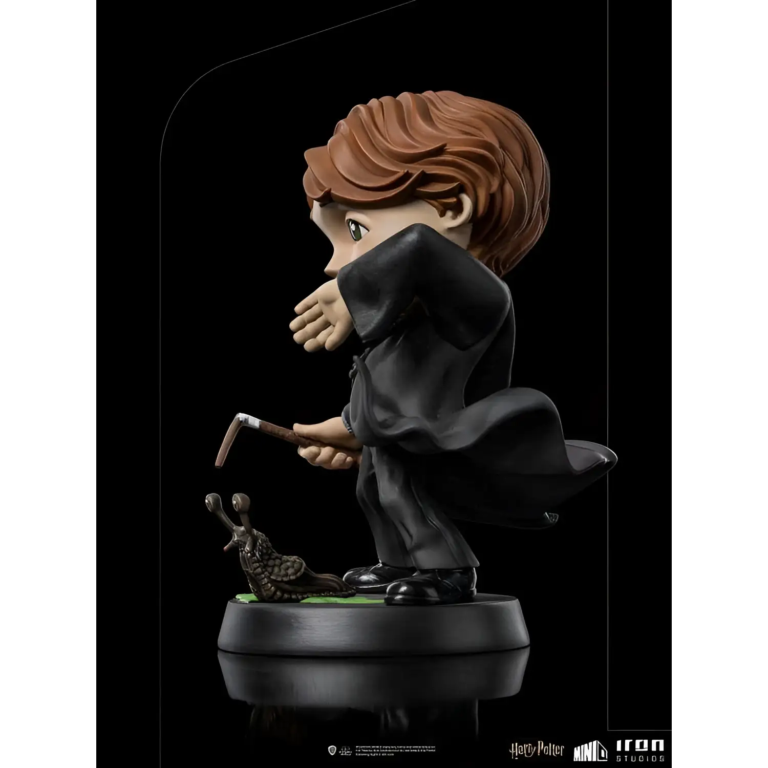 Chibi Ron Weasley-figur i svarta kläder med trollstav och snigel på bas