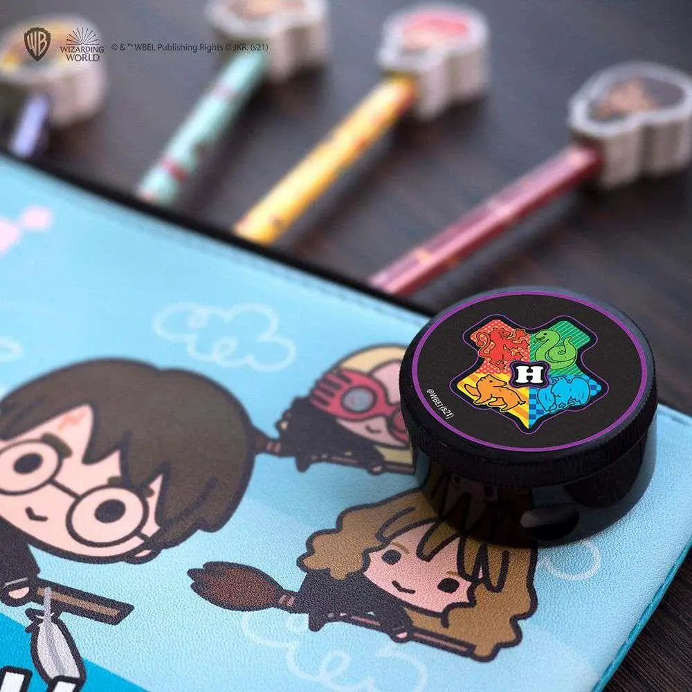 Svart rund popsocket med färgglad Hogwarts-vapen och H i mitten
