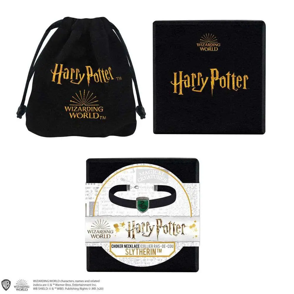 Slytherin-choker i svart med grön emblem och guldtext, i officiell Harry Potter-förpackning