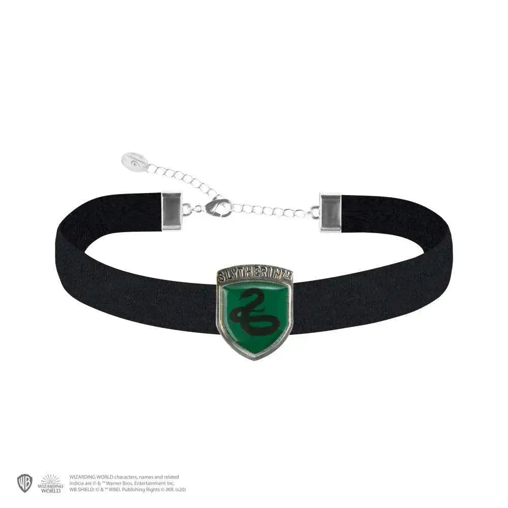 Slytherin-choker i svart sammet med grön och silver emblem