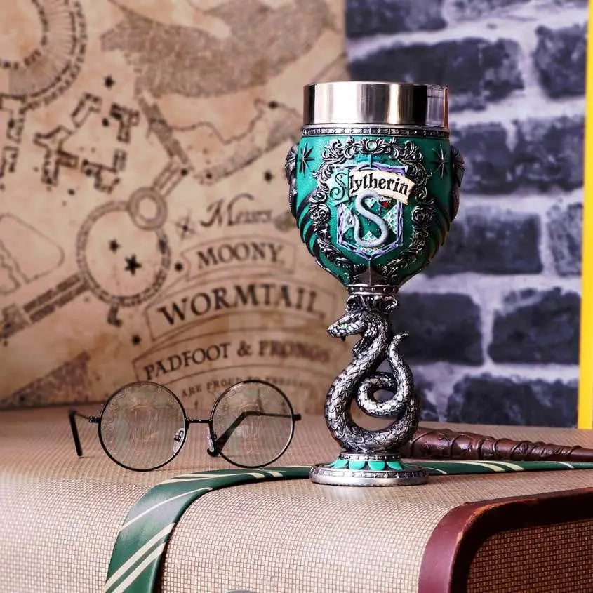 Grön och silver Slytherin-goblet med ormbase och emblem