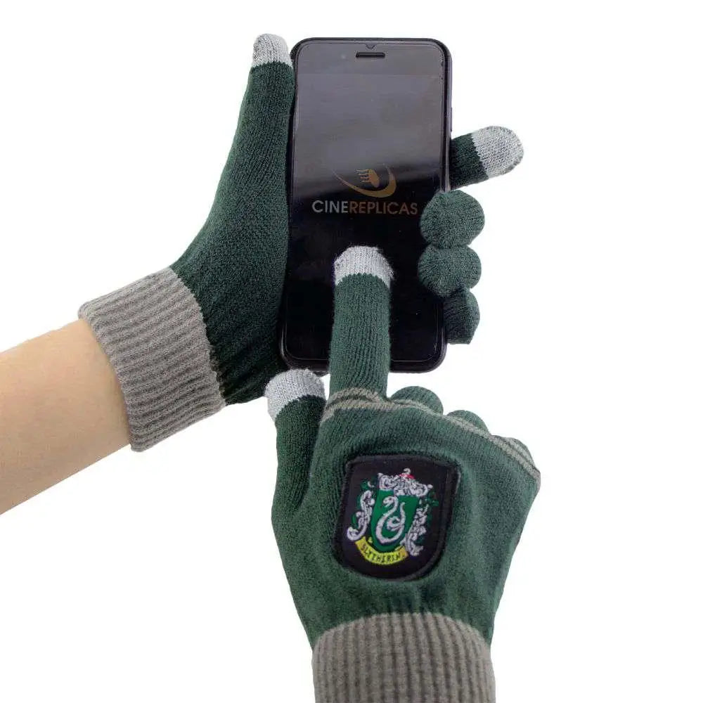 Mörka gröna Slytherin-touchscreen-handskar med grå manschetter och svart broderad patch