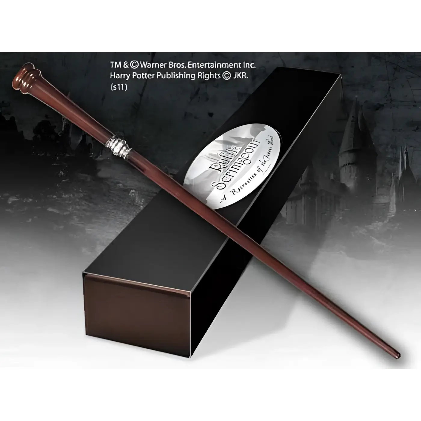Polerad trähäxa med silverband nära handtaget, ingraverad text för Rufus Scrimgeour