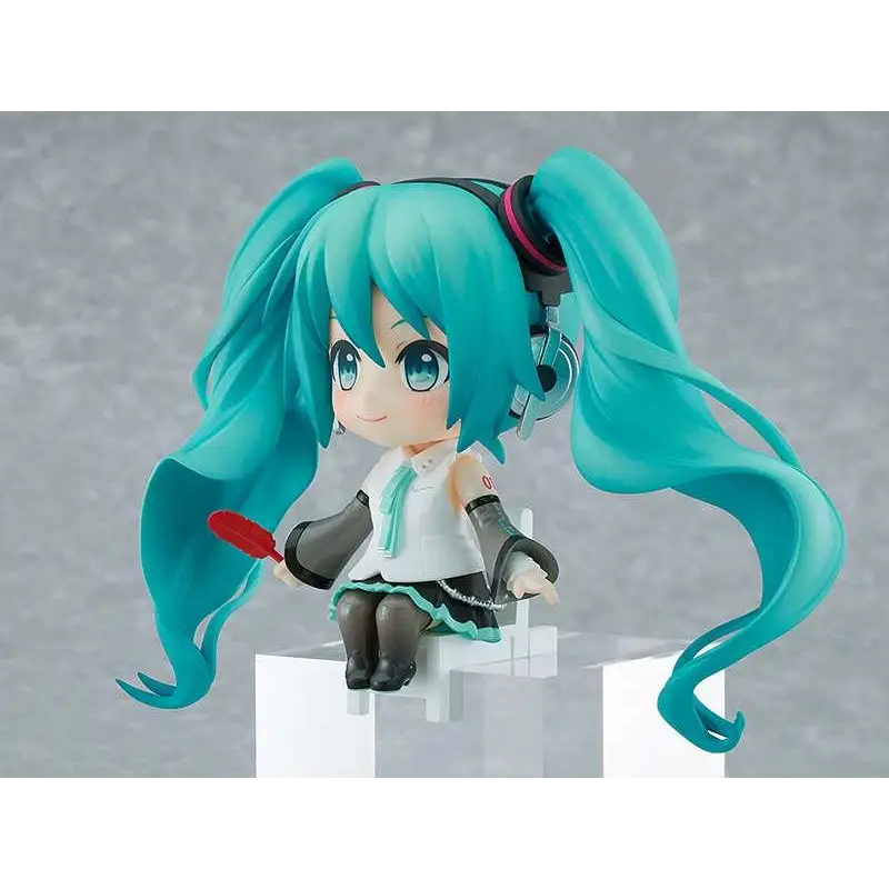 Turkosenhårig chibi-figur av Hatsune Miku i vit-svart outfit med hörlurar, Nendoroid Swacchao