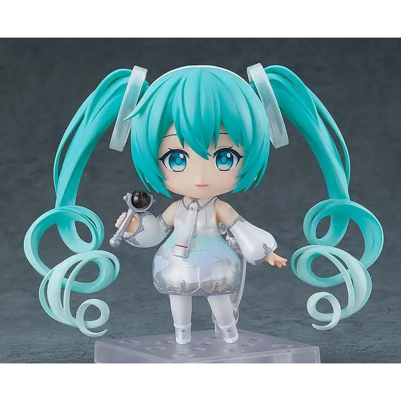 Chibi Hatsune Miku Nendoroid Expo 2021 med turkosa tofsar och vit outfit