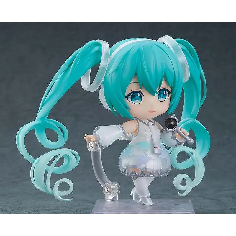 Translucid turkos och vit Nendoroid-figur av Hatsune Miku med långa tvillingtårar och klar plastklänning från Expo 2021