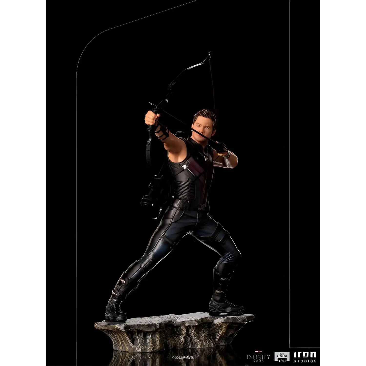 Svart, glansig Hawkeye-statue från Marvel Cinematic Universe, i stridsställ med pilbåge
