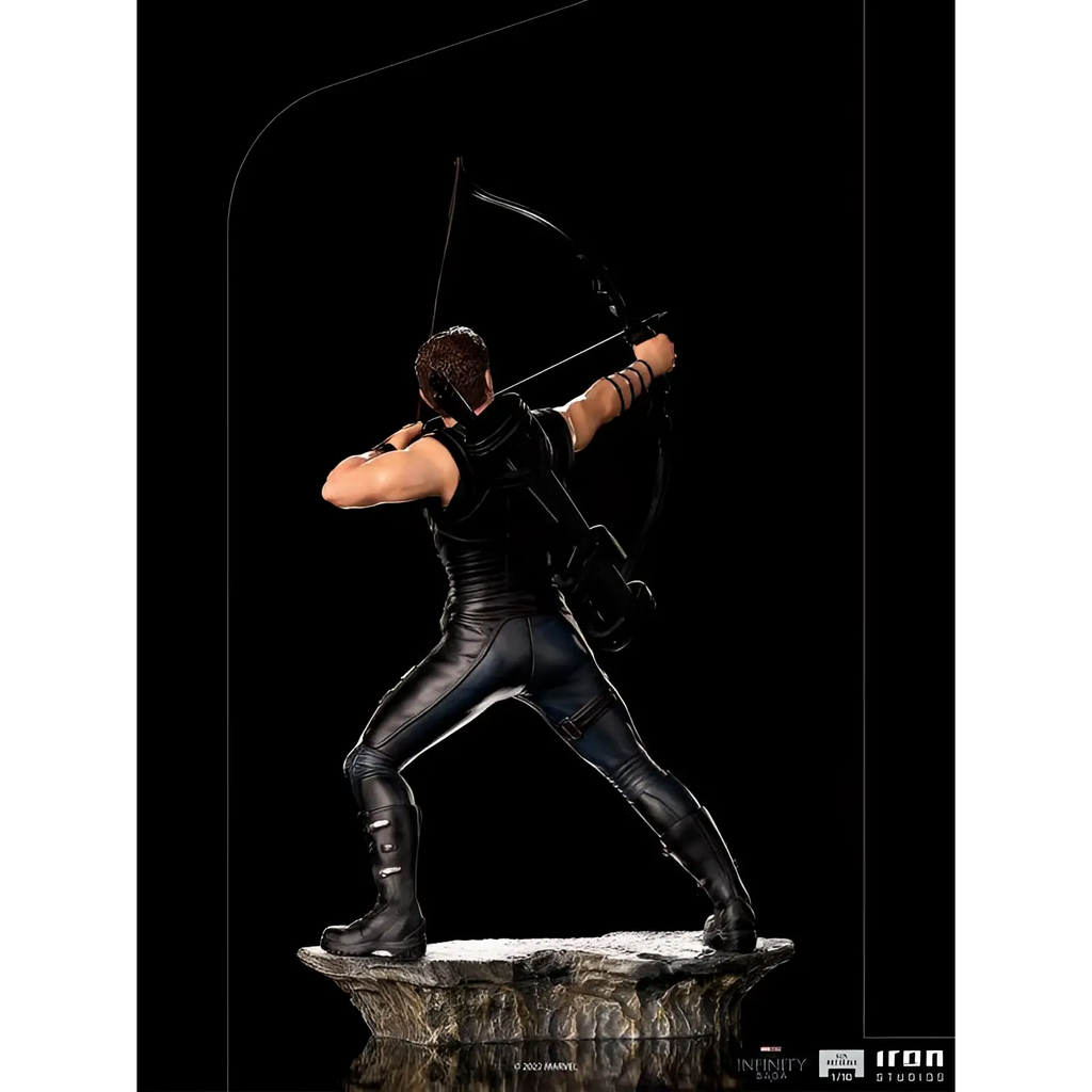 Hawkeye i svart lädersvit med rustade stövlar i dragläge, Battle of NY-statue