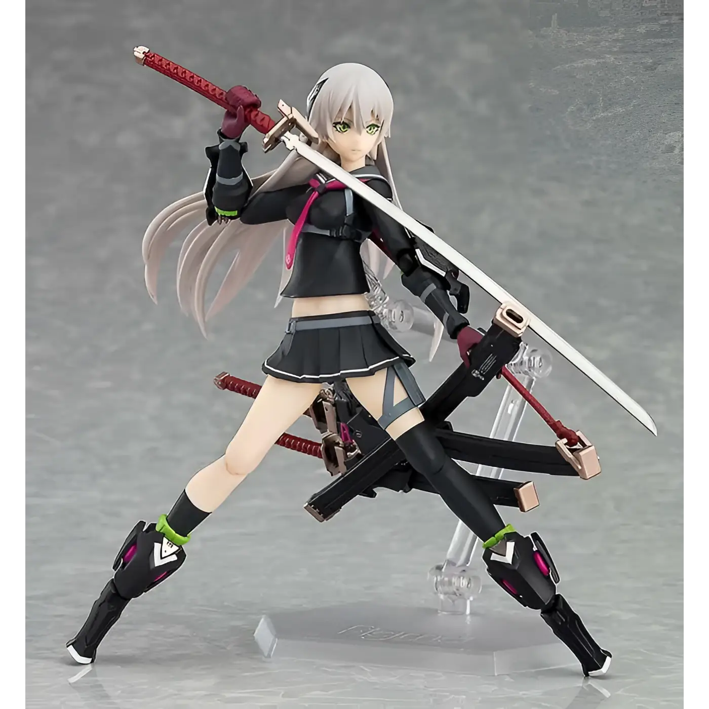 Heavily Armed High School Girls Ichi Figma: svart och rosa animefigur med silver svärd, detaljerad rustning och långt vitt hår