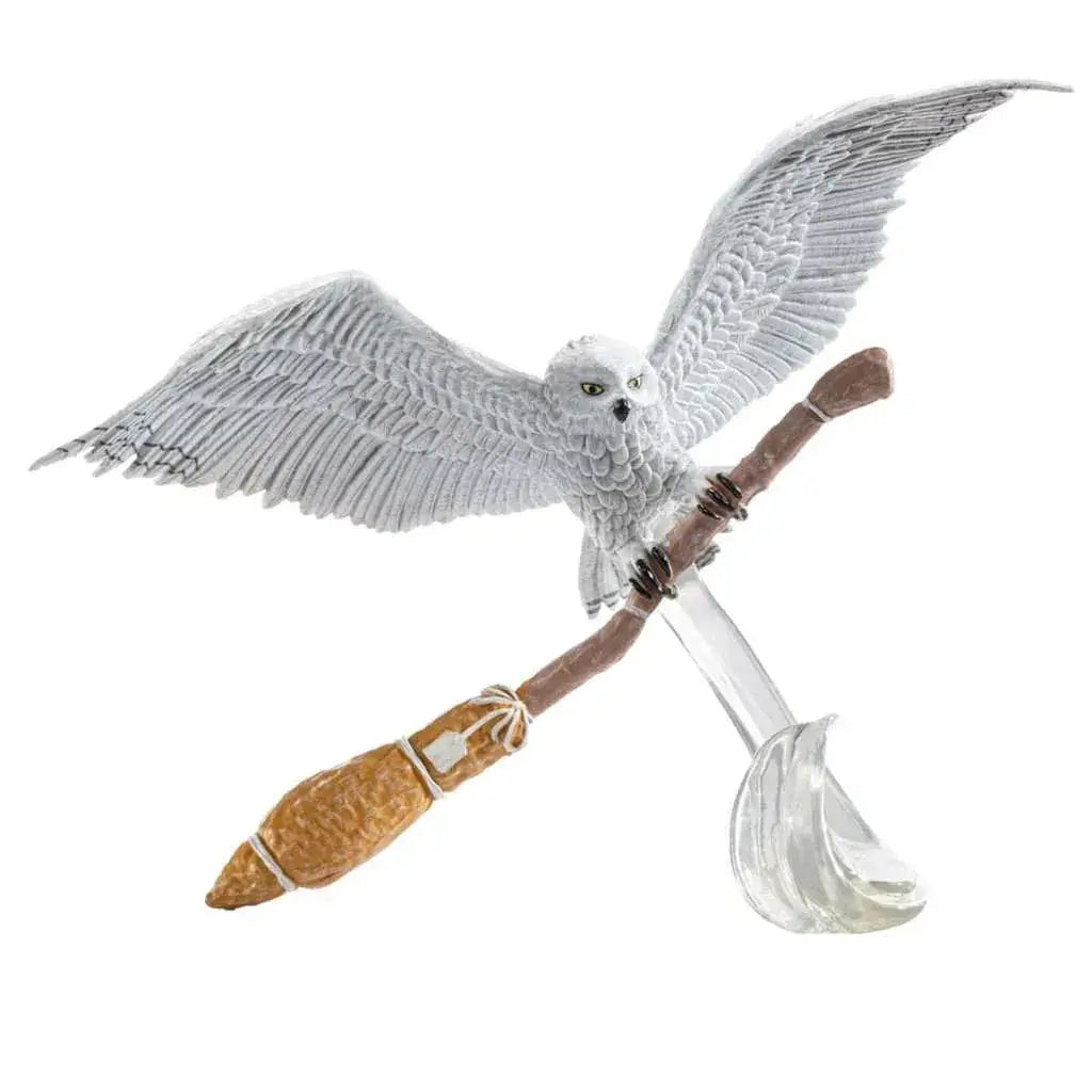 Vit snöuggla-figur på Nimbus 2000-kvast i Hedwig-diorama