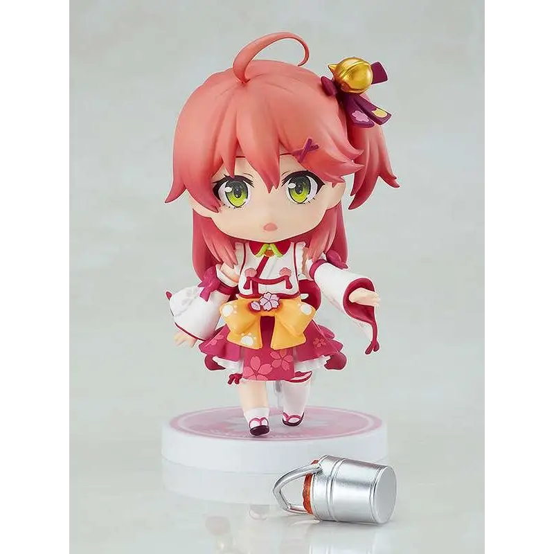 Chibi Nendoroid-figur av Hololive Sakura Miko med rosa hår och gröna ögon i vit-röd japansk klädsel med gula blommönster