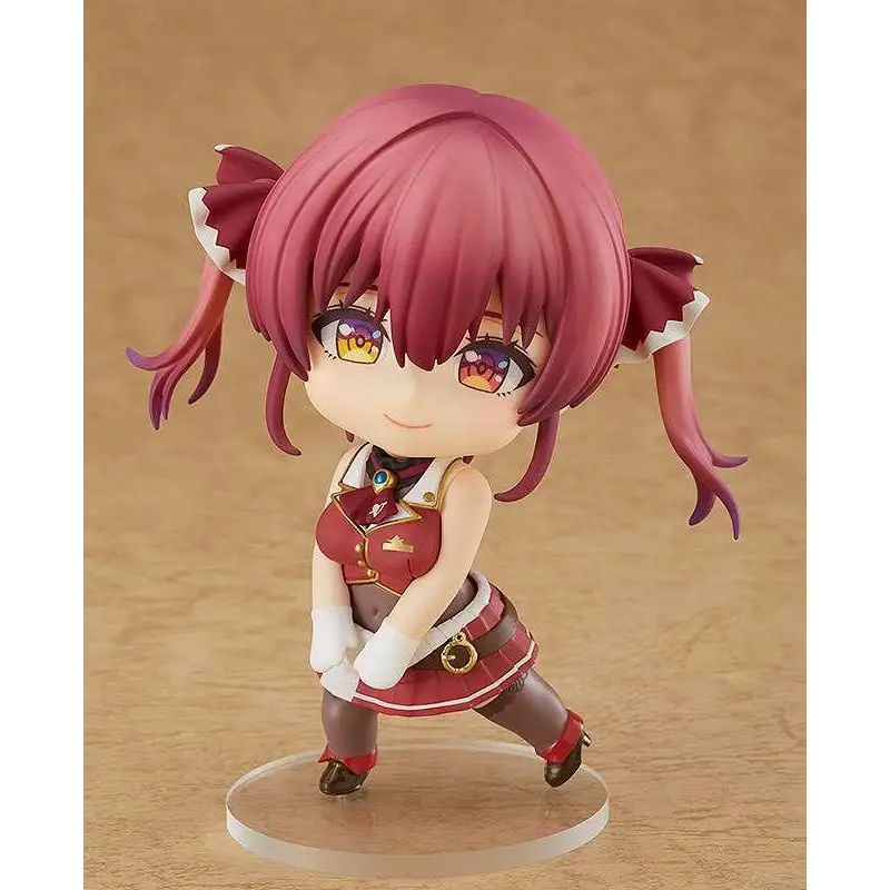 Chibi Houshou Marine Nendoroid från Hololive med rosa hår och röda ögon i röd-vit skoluniform