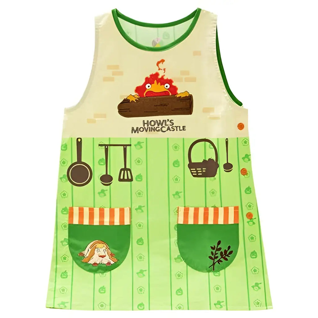 Grönt förkläde med Howls Moving Castle-motiv, röd krabba och köksredskap