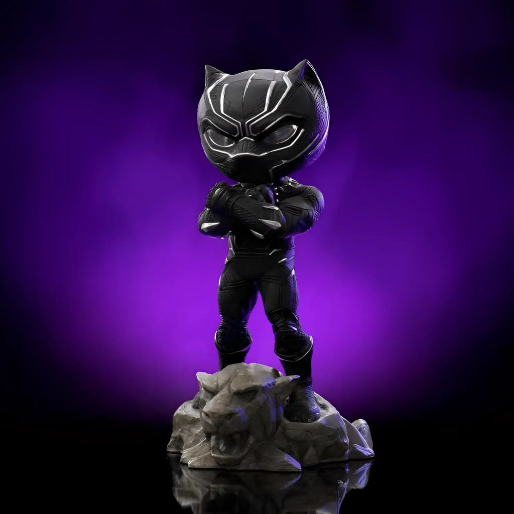 Chibi Black Panther-figur från Infinity Saga MiniCo med glansig svart dräkt och silvermönster på lejonhuvudbas