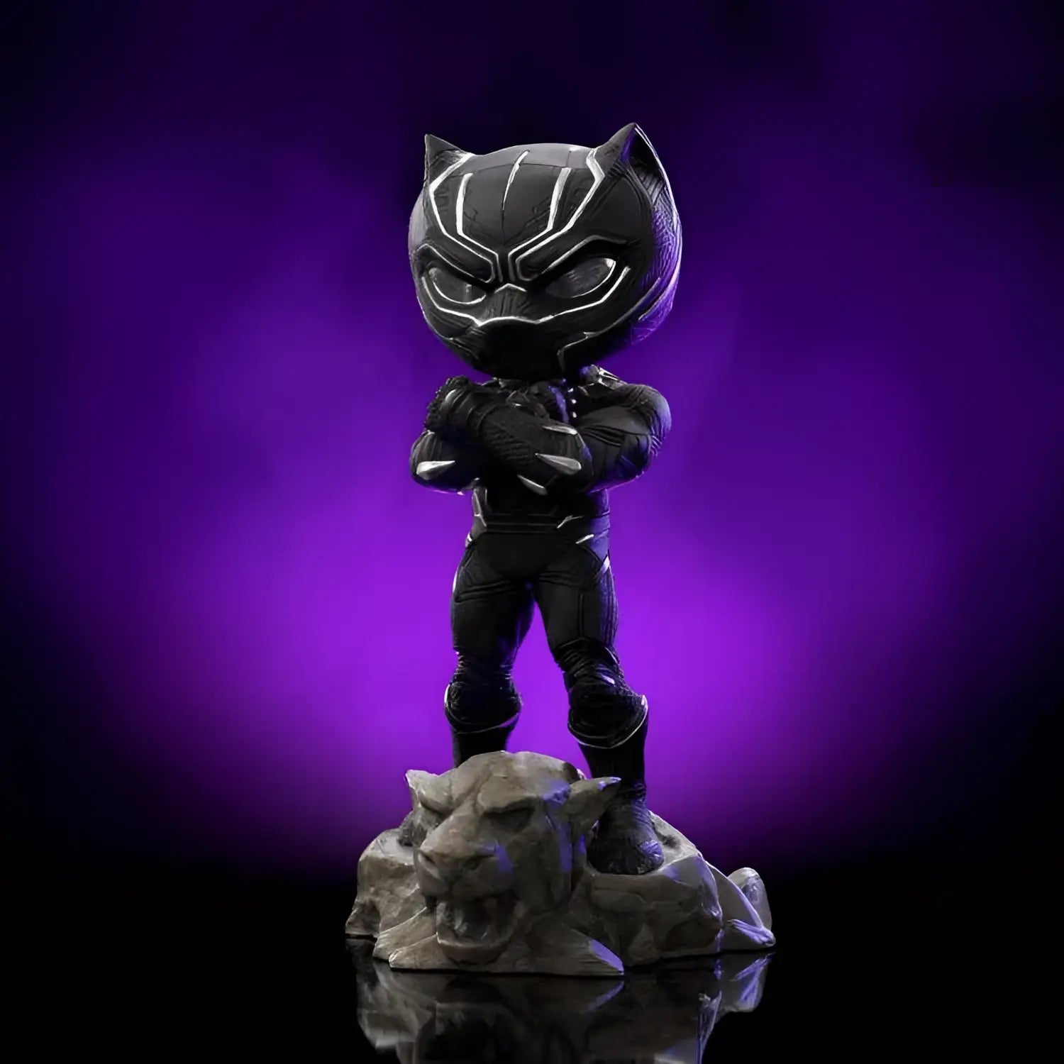 Chibi Black Panther-figur från Infinity Saga MiniCo med glansig svart dräkt och silvermönster på lejonhuvudbas