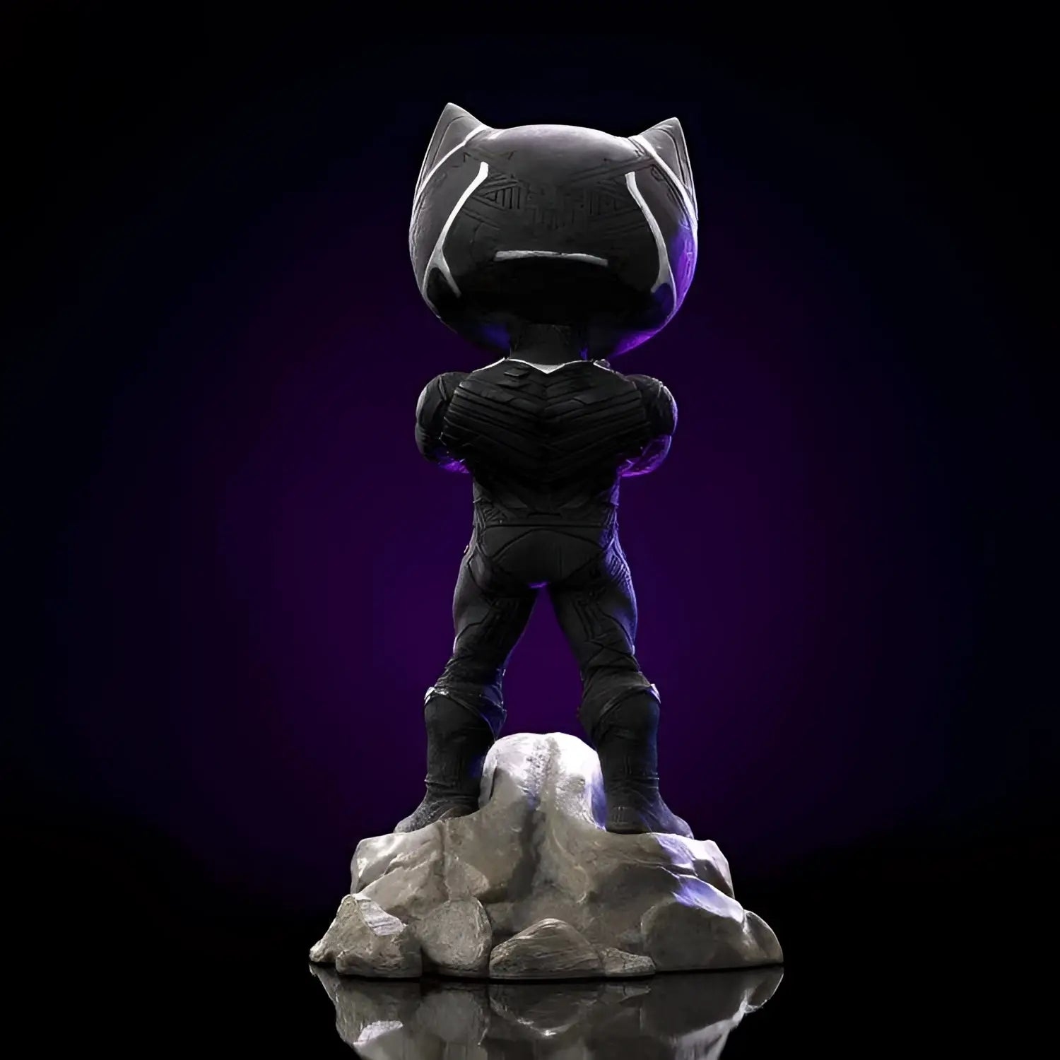 Infinity Saga Black Panther MiniCo-figur med kattöron och detaljerad dräkt på stenbas