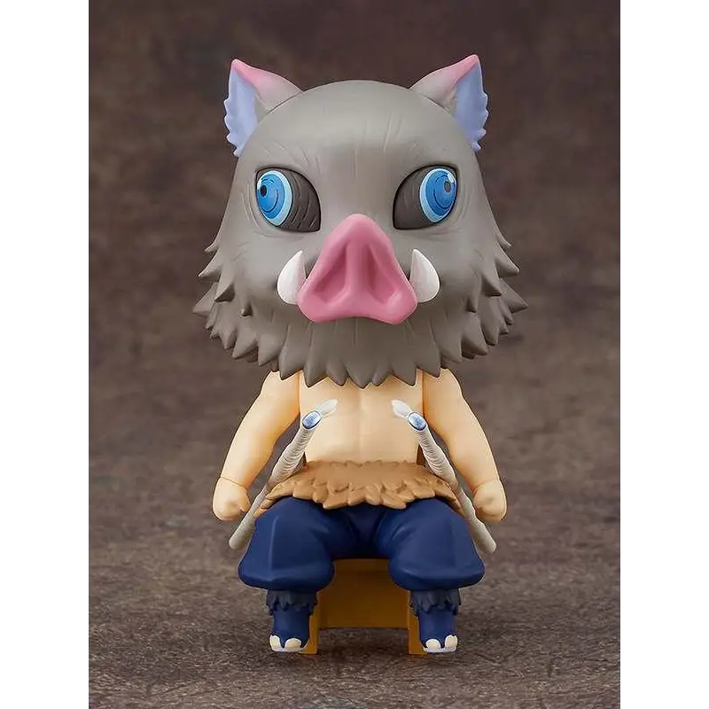 Grå, lurvig vildsvinshuvud-figur med blå ögon och rosa näsa på trähocker, Inosuke Hashibira Nendoroid Swacchao från Demon Slayer