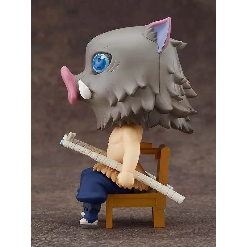 Grå Inosuke Hashibira Nendoroid Swacchao-figur med blå öga, rosa mule och vit stav på trästol