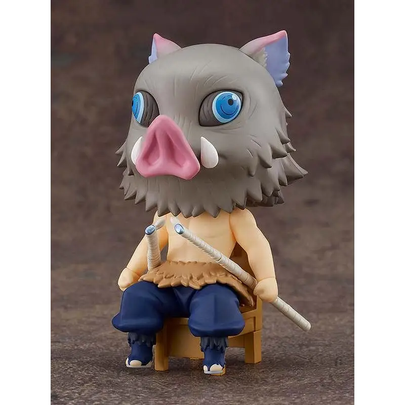 Grå, lurvig vildsvinshuvud-figur med blå ögon och rosa näsa i Inosuke Hashibira Nendoroid Swacchao från Demon Slayer
