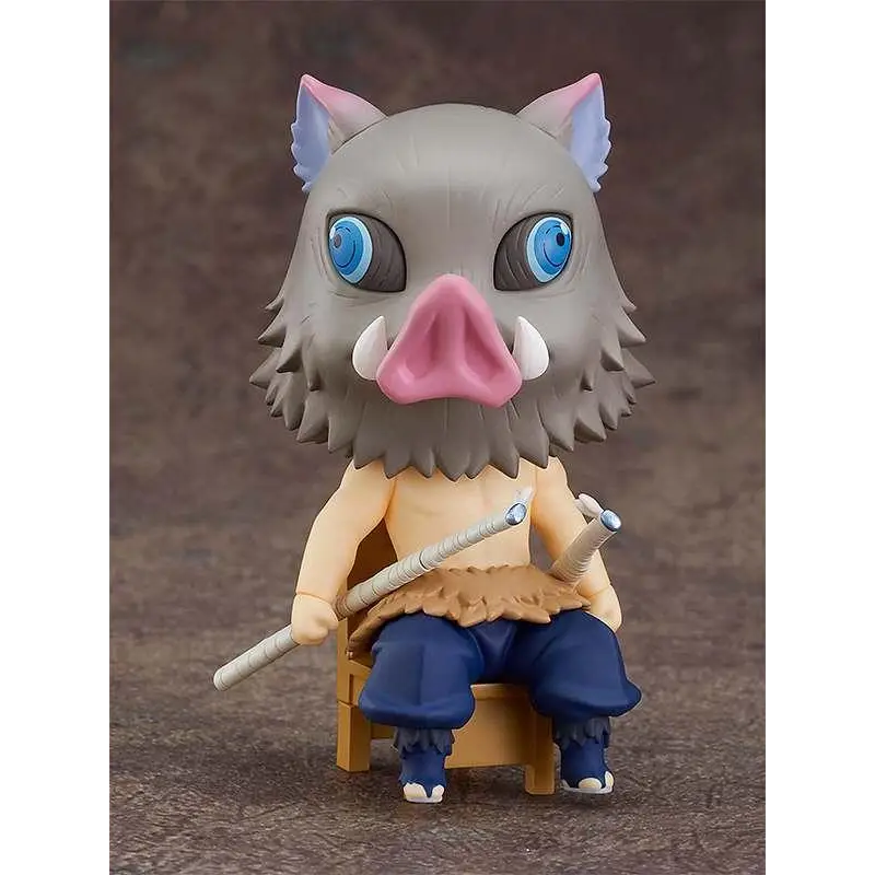 Grå, lurvig vildsvinshuvud-figur med blå ögon och rosa näsa, sittande på trästol med två svärd. Inosuke Hashibira Nendoroid Swacchao från Demon