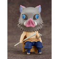 Grå, lurvig vildsvinshuvud-figur med blå ögon och rosa näsa, sittande på trästol med två svärd. Inosuke Hashibira Nendoroid Swacchao från Demon