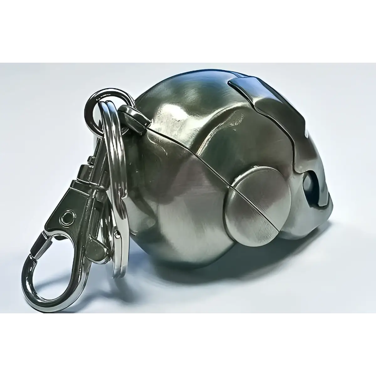 Skinande metallnyckelring i form av Iron Man Mark II hjälm med sköldpaddsskalpaneler