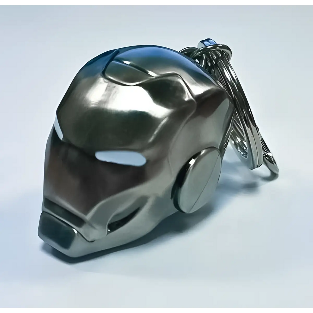 Glansig silver Iron Man Mark II hjälmnyckelring med ikoniska ögonspalter