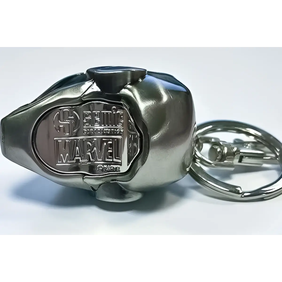 Silvrig metallisk Iron Man Mark II hjälmnyckelring med texturerad design