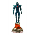 Blå metallisk Iron Man Stealth Armor-figur med röda accenter på flammande bas