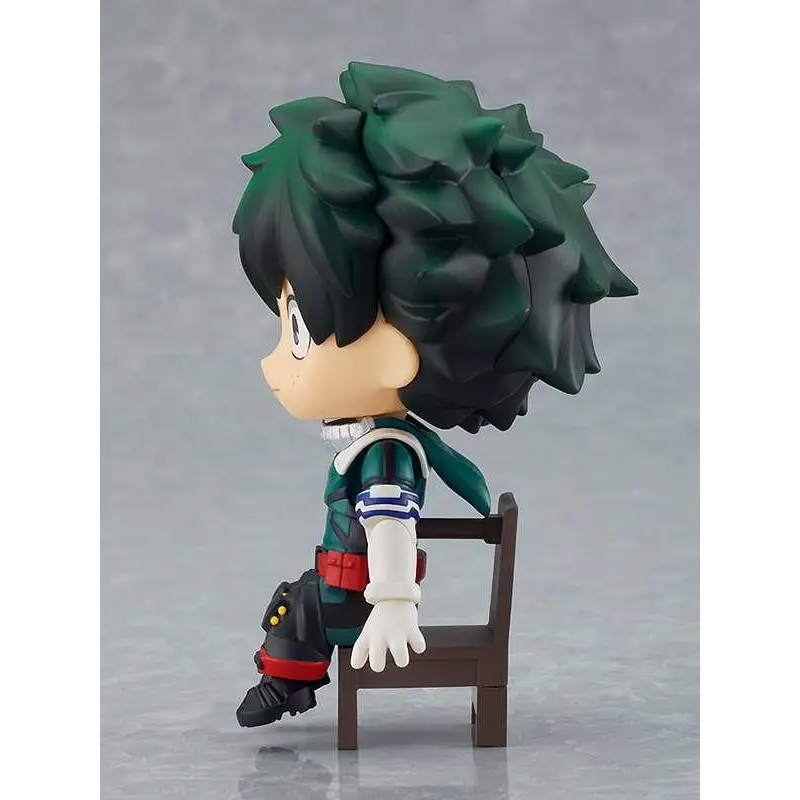 Grönahårig chibi-figur av Izuku Midoriya från My Hero Academia i detaljerad uniform